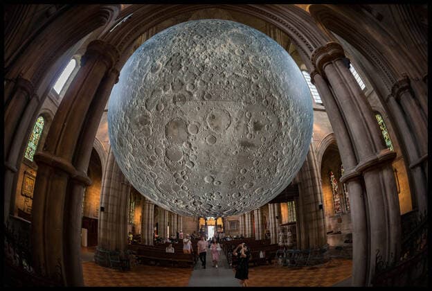 Bilder des Jahres 2021, Entertainment 08 August Entertainment Themen der Woche KW33 Entertainment Bilder des Tages . 20 08 2021. London, United Kingdom. Museum of the Moon. Museum of the Moon is a touring artwork by UK artist Luke Jerram. Seen here at St John the Baptist Church, Holland Road, as part of the Kensington + Chelsea Festival. Measuring seven metres in diameter, the moon features 120dpi detailed NASA imagery of the lunar surface. At an approximate scale of 1:500,000, each centimetre of the internally lit spherical sculpture represents 5km of the moon s surface. The installation is a fusion of lunar imagery, moonlight and surround sound composition created by BAFTA and Ivor Novello award winning composer Dan Jones.  xMartynxWheatleyx xi-Imagesx IIM-22508-0001