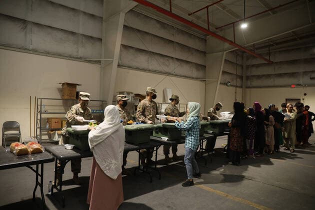 Frauen unter dem Taliban Regime in Afghanistan STYLELOCATIONU.S. Army soldiers serve a meal to Afghan Special Immigrants evacuated from Kabul at a dining facility set up to process non-combatants August 17, 2021 at Al Udeied Air Base, Qatar. Al Udeied Air Base Qatar - ZUMAp138 20210817_zaa_p138_018 Copyright: xSgt.xJimmiexBaker U.S.xArmyx