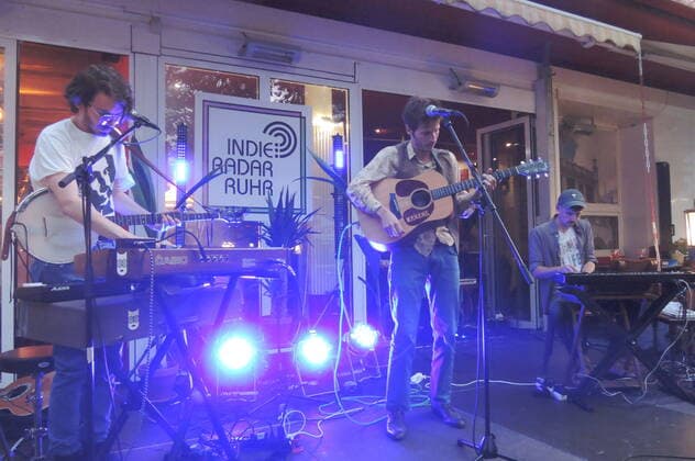 Die deutsche Folk-Songwriter-Band The Manana People mit (v.l.n.r.) Tobi Mercer (keyb.), Alvaro Arango (g., voc.) und Tim Weissinger (keyb.) vor dem Gdanska, Oberhausen. The German folk-songwriter band The Manana People with (l. to r.) Tobi Mercer (keyb.), Alvaro Arango (g., voc.) and Tim Weissinger (keyb.) in Oberhausen, 2021. Oberhausen NRW DEU;DE;GERMANY;DEUTSCHLAND;ALLEMAGNE