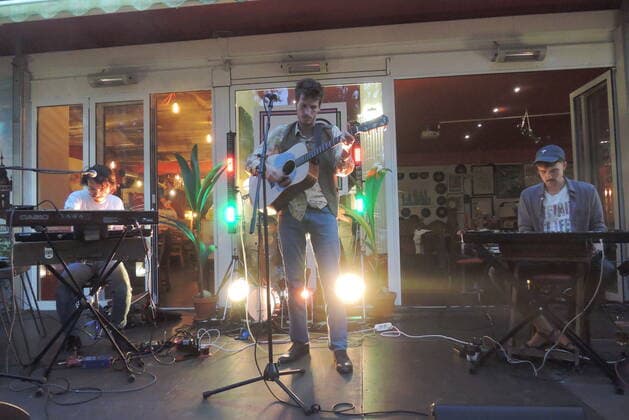Die deutsche Folk-Songwriter-Band The Manana People mit (v.l.n.r.) Tobi Mercer (keyb.), Alvaro Arango (g., voc.) und Tim Weissinger (keyb.) vor dem Gdanska, Oberhausen. The German folk-songwriter band The Manana People with (l. to r.) Tobi Mercer (keyb.), Alvaro Arango (g., voc.) and Tim Weissinger (keyb.) in Oberhausen, 2021. Oberhausen NRW DEU;DE;GERMANY;DEUTSCHLAND;ALLEMAGNE