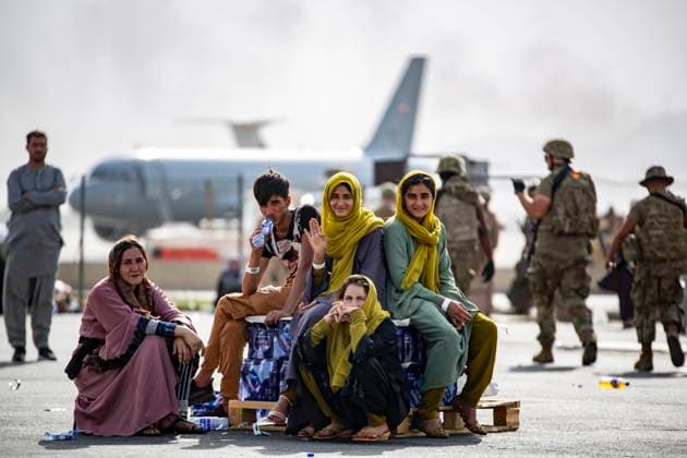 Frauen unter dem Taliban Regime in Afghanistan News Bilder des Tages Afghanistan, Evakuierungen am Flughafen in Kabul STYLELOCATIONA group of evacuees wait to board their flight during the evacuation of non-combatants at Hamid Karzai International Airport, part of Operation Allies Refuge August 20, 2021 in Kabul, Afghanistan. Kabul Afghanistan - ZUMAp138 20210819_zaa_p138_010 Copyright: x1lt.xMarkxAndries U.S.xMarinex