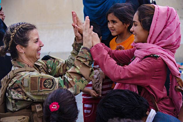 Frauen unter dem Taliban Regime in Afghanistan Afghanistan, US-Armee kümmert sich um Kinder am Flughafen in Kabul Afghanistan, Evakuierungen am Flughafen in Kabul STYLELOCATIONA U.S. Airman Marine with the Joint Task Force-Crisis Response high fives child after helping reunite their family, during the evacuation of non-combatants at Hamid Karzai International Airport, part of Operation Allies Refuge August 20, 2021 in Kabul, Afghanistan. Kabul Afghanistan - ZUMAp138 20210820_zaa_p138_027 Copyright: xCpl.xDavisxHarris U.S.xMarinex