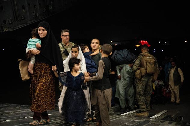 Frauen unter dem Taliban Regime in Afghanistan STYLELOCATIONU.S. Air Force airmen assist in loading Afghan refugees onto a C-17 Globemaster III aircraft, during the evacuation of non-combatants at Hamid Karzai International Airport, part of Operation Allies Refuge August 19, 2021 in Kabul, Afghanistan. Kabul Afghanistan - ZUMAp138 20210819_zaa_p138_014 Copyright: xSsgt.xBrandonxCribelar U.S.xAirx