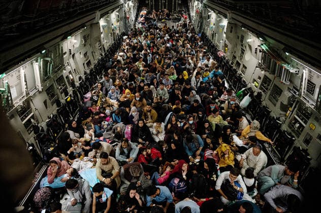 Frauen unter dem Taliban Regime in Afghanistan STYLELOCATIONHundreds of Afghan refugees sit on the floor of a U.S. Air Force C-17 Globemaster III aircraft, during the evacuation of non-combatants at Hamid Karzai International Airport, part of Operation Allies Refuge August 19, 2021 in Kabul, Afghanistan. Kabul Afghanistan - ZUMAp138 20210819_zaa_p138_016 Copyright: xSsgt.xBrandonxCribelar U.S.xAirx