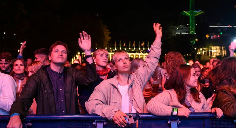 Et begejstret publikum til den danske sanger og sangskriver Karl William spiller op til Havefest paa Plaenen i Tivoli fredag den 20. august 2021. Havefest afloeser Fredagsrock, der er aflyst paa grund af Covid-19 Coronakrisen. , Copenhagen Copyright: TorbenxChristensen TorbenxChristensenx COP117 spdk20210821-011335-L