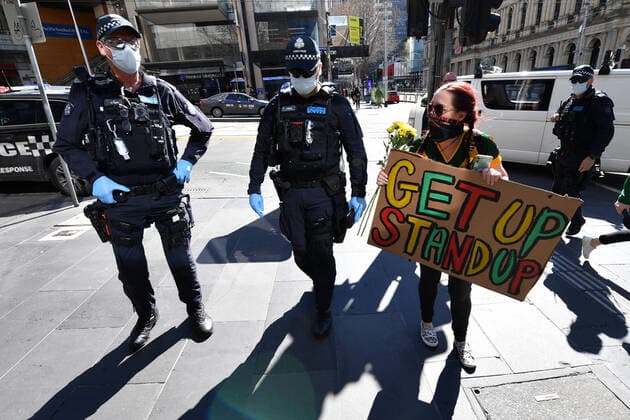 ANTI LOCKDOWN PROTEST MELBOURNE, Protesters are seen wth placards during an anti-lockdown protest in the central business district of Melbourne, Saturday, August 21, 2021. ( NO ARCHIVING, EDITORIAL USE ONLY, NO USE IN BOOKS WITHOUT CONSENT MELBOURNE VIC AUSTRALIA  Copyright: xJAMESxROSSx 20210821001568391872