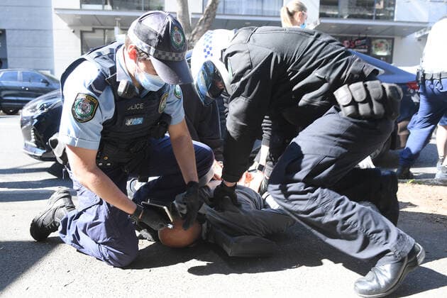 Coronavirus in Australien, Anti-Lockdown Protest in Sydney ANTI LOCKDOWN PROTEST SYDNEY, A man is arrested by NSW Police during an anti-lockdown protest in Sydney, Saturday, August 21, 2021. ( NO ARCHIVING, EDITORIAL USE ONLY, NO USE IN BOOKS WITHOUT CONSENT SYDNEY NSW AUSTRALIA  Copyright: xDANxHIMBRECHTSx 20210821001568394366