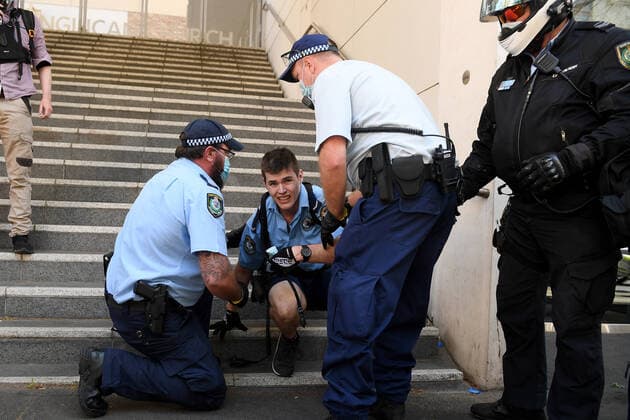 Coronavirus in Australien, Anti-Lockdown Protest in Sydney ANTI LOCKDOWN PROTEST SYDNEY, An injured Police officer is assisted during an anti-lockdown protest in Sydney, Saturday, August 21, 2021. ( NO ARCHIVING, EDITORIAL USE ONLY, NO USE IN BOOKS WITHOUT CONSENT SYDNEY NSW AUSTRALIA  Copyright: xDANxHIMBRECHTSx 20210821001568395010