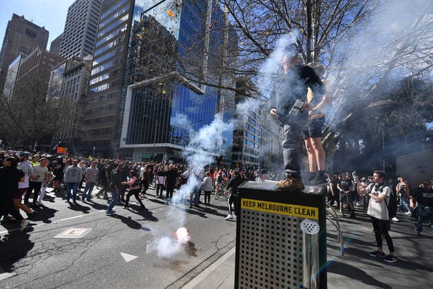 ANTI LOCKDOWN PROTEST MELBOURNE, A flare is thrown during an anti-lockdown protest in the central business district of Melbourne, Saturday, August 21, 2021. ( NO ARCHIVING, EDITORIAL USE ONLY, NO USE IN BOOKS WITHOUT CONSENT MELBOURNE VIC AUSTRALIA  Copyright: xJAMESxROSSx 20210821001568395567
