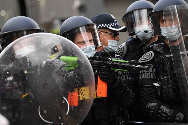 ANTI LOCKDOWN PROTEST MELBOURNE, Police are seen in riot gear during an anti-lockdown protest in the central business district of Melbourne, Saturday, August 21, 2021. ( NO ARCHIVING, EDITORIAL USE ONLY, NO USE IN BOOKS WITHOUT CONSENT MELBOURNE VIC AUSTRALIA  Copyright: xJAMESxROSSx 20210821001568398422