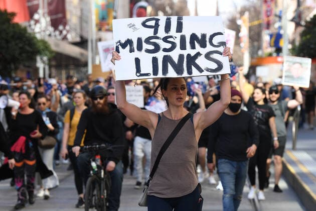 ANTI LOCKDOWN PROTEST MELBOURNE, A protester holds a placard during an anti-lockdown protest in the central business district of Melbourne, Saturday, August 21, 2021. ( NO ARCHIVING, EDITORIAL USE ONLY, NO USE IN BOOKS WITHOUT CONSENT MELBOURNE VIC AUSTRALIA  Copyright: xJAMESxROSSx 20210821001568402223
