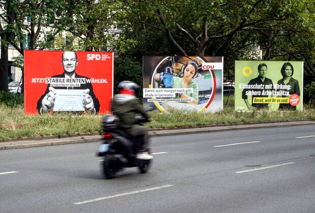 Wahlplakate Parteien Berlin, 21.08.2021 - Wahlplakate von SPD, CDU und den Gruenen werben um Wahlstimmen zur Bundestagswahl am 26. September 2021. Berlin Berlin Deutschland