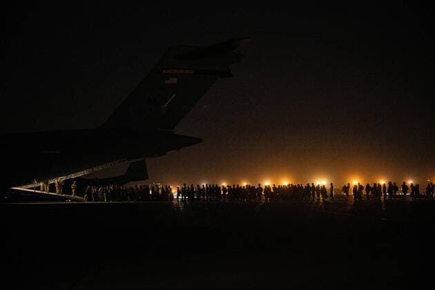 Bilder des Jahres 2021, News 08 August News Themen der Woche KW33 Civilians board a plane during an evacuation at Hamid Karzai International Airport, in Kabul, Afghanistan, on August 19, 2021. U.S. soldiers are assisting the Department of State with an orderly drawdown of designated personnel in Afghanistan.  WAX2021082119 STAFFxSGT.xBRANDONxCRIBELAR