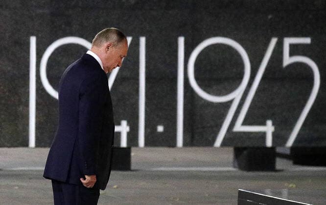Bilder des Jahres 2021, News 08 August News Themen der Woche KW33 News Bilder des Tages NIZHNY NOVGOROD, RUSSIA - AUGUST 21, 2021: Russia s President Vladimir Putin lays flowers at the Monument to the Defenders of the Fatherland. Vladimir Smirnov TASS  TS10D3B0