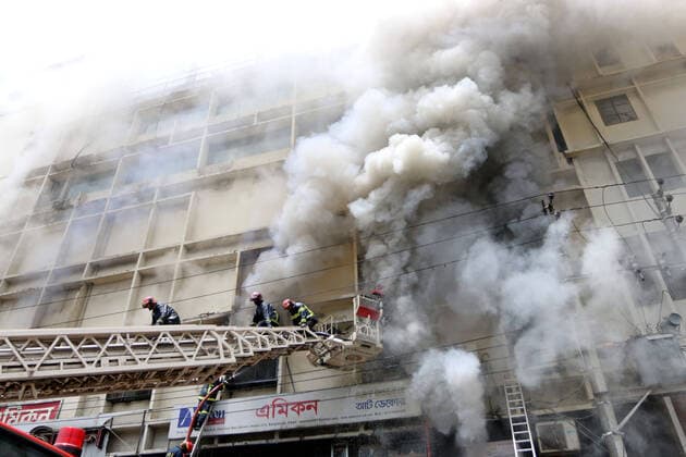 Bilder des Jahres 2021, News 08 August News Themen der Woche KW33 News Bilder des Tages August 21, 2021 - Dhaka, Bangladesh - Firefighters have tamed a fire that broke out on the third floor of a six-story building in Chairmanbari area of Dhaka s Banani District. Dhaka Bangladesh - ZUMAr336 20210821_szp_r336_834 Copyright: xHabiburxRahmanx