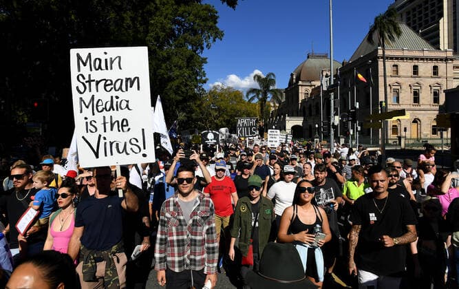 ANTI LOCKDOWN PROTEST BRISBANE, Protesters march past the Queensland Parliament House during a National Rally for Peace, Freedom and Human Rights at the Botanic Gardens in Brisbane, Saturday, August 21, 2021. ( NO ARCHIVING, EDITORIAL USE ONLY, NO USE IN BOOKS WITHOUT CONSENT BRISBANE QLD AUSTRALIA  Copyright: xDAVExHUNTx 20210822001568688744