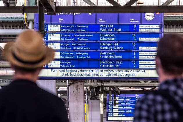 Bilder des Jahres 2021, News 08 August News Themen der Woche KW33 News Bilder des Tages Zweiter Streik der GDL Lokführer innerhalb weniger Tage. Infotafel im Hauptbahnhof Stuttgart. Auf Kunden der Deutschen Bahn kommen Streiktage mit Zugausfällen und Verspätungen zu. 22.08.2021: Deutschland, Baden-Württemberg, Stuttgart. *** Second strike by GDL train drivers within a few days Information board at Stuttgart main station Deutsche Bahn customers face days of strikes with train cancellations and delays 22 08 2021 Germany, Baden Württemberg, Stuttgart