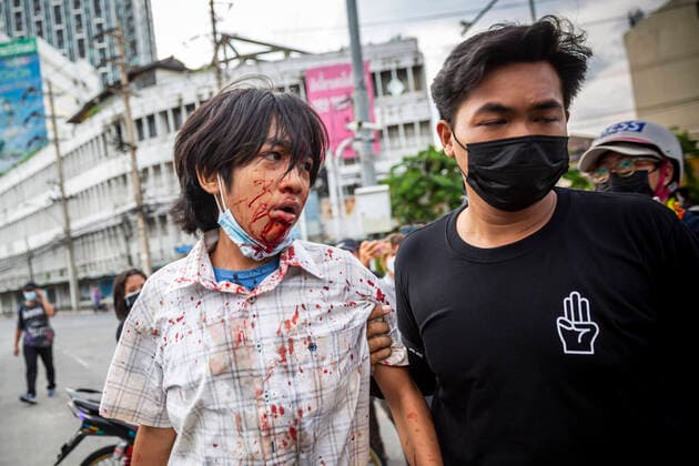 Bilder des Jahres 2021, News 08 August News Themen der Woche KW33 News Bilder des Tages August 22, 2021, Bangkok, Bangkok, Thailand: A 15 year old boy is led away to be taken to hospital after being hit in the face with a rubber bullet. For the 8th consecutive night Bangkok s Din Daeng district has been the scene of intense clashes. Informally aligned with the pro democracy protest movement that started in July 2020 vocational student groups have increasingly agitated confrontations with police, frustrated with the dire impact the third wave of Covid -19 has had on Thailand and the governmentÃ¢â‚¬â ¢s perceived incompetence in handling the crisis these youth see no other option than to resort to violence against the state. Bangkok Thailand - ZUMAt128 20210822_zap_t128_003 Copyright: xAdryelxTalamantesx
