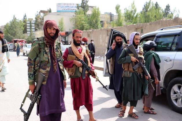 Bilder des Jahres 2021, News 08 August News Themen der Woche KW33 News Bilder des Tages Taliban fighters patrol in the streets of a neighborhood in Kabul, Afghanistan, on Sunday, August. 22, 2021.  AFG2021082204 BashirxDarwish