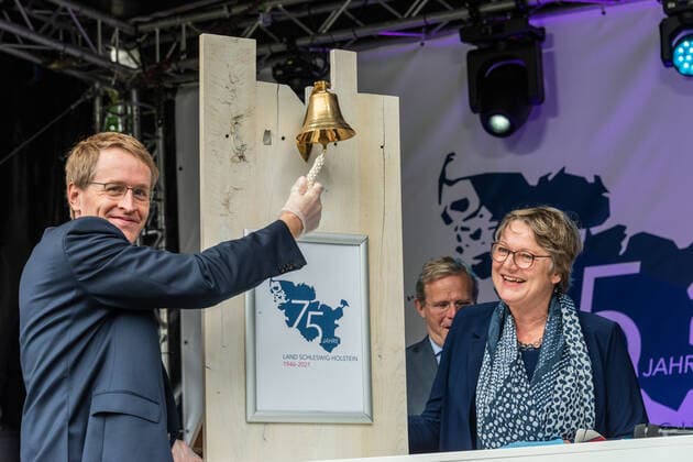 Bilder des Jahres 2021, News 08 August News Themen der Woche KW33 News Bilder des Tages Schleswig, Schloss Gottorf, 22. August 2021 Schleswig-Holstein feierte am Sonntag seinen 75 sten Geburtstag. Auf dem Gelände vom Schloss Gottorf fand ein Bürgerfest mit buntem Treiben und gratis geöffneten Museen statt. Ebenso wurde das Jubiläum mit einer offiziellen Feierstunde und Bühnenprogrammen gewürdigt. *** Schleswig, Schloss Gottorf, 22 August 2021 Schleswig Holstein celebrated its 75th birthday on Sunday. On the grounds of Gottorf Castle, a civic festival was held with colourful activities and free museums.