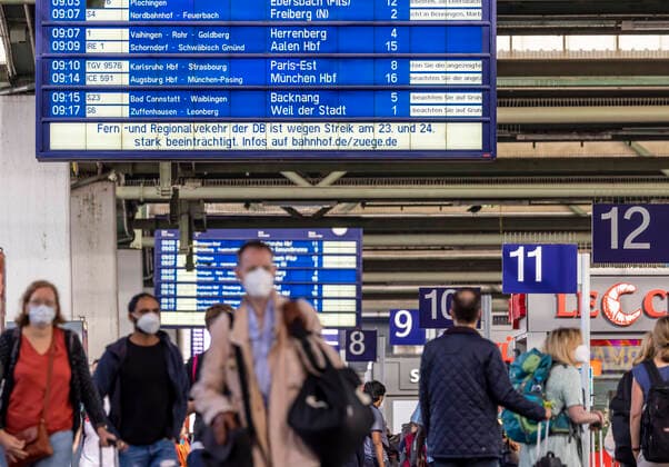 Zweiter Streik der GDL Lokführer innerhalb weniger Tage. Infotafel im Hauptbahnhof Stuttgart. Auf Kunden der Deutschen Bahn kommen Streiktage mit Zugausfällen und Verspätungen zu. 22.08.2021: Deutschland, Baden-Württemberg, Stuttgart. *** Second strike by GDL train drivers within a few days Information board at Stuttgart main station Deutsche Bahn customers face days of strikes with train cancellations and delays 22 08 2021 Germany, Baden Württemberg, Stuttgart