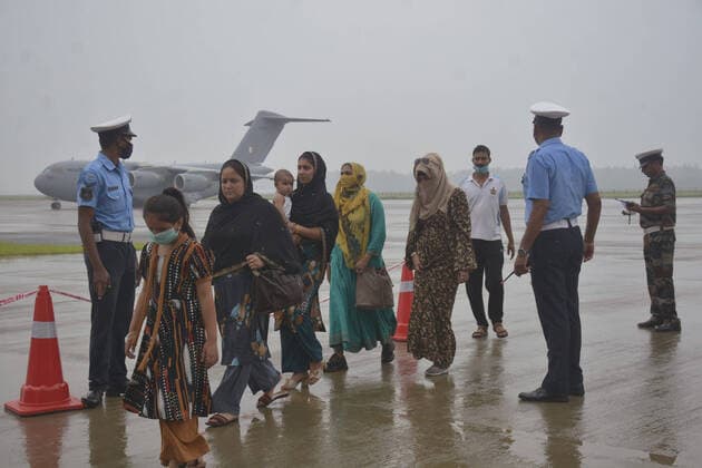 Frauen unter dem Taliban Regime in Afghanistan GHAZIABAD, INDIA AUGUST 22: Passengers disembark from Indian Air Force s C-17 Globemaster at Hindon Air Force Station after being evacuated from Kabul amid the Taliban takeover crisis, on August 21, 2021 in Ghaziabad, India. Indian Air Force s special repatriation flight carrying 168 people, including 107 Indian nationals today landed at IAF s Hindon airbase near Ghaziabad which took off from Afghanistan s Kabul earlier this morning. (Photo by Sakib Ali Hindustan Times ) Indian Air Force s C-17 Flight With 168 People From Kabul Lands At Hindon Airbase Near Delhi