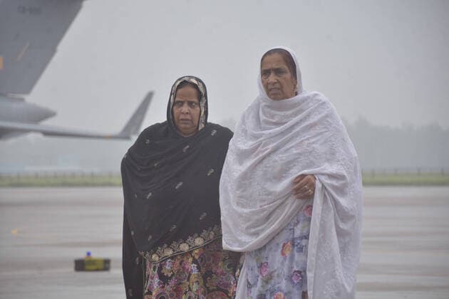 Frauen unter dem Taliban Regime in Afghanistan GHAZIABAD, INDIA AUGUST 22: Passengers disembark from Indian Air Force s C-17 Globemaster at Hindon Air Force Station after being evacuated from Kabul amid the Taliban takeover crisis, on August 21, 2021 in Ghaziabad, India. Indian Air Force s special repatriation flight carrying 168 people, including 107 Indian nationals today landed at IAF s Hindon airbase near Ghaziabad which took off from Afghanistan s Kabul earlier this morning. (Photo by Sakib Ali Hindustan Times ) Indian Air Force s C-17 Flight With 168 People From Kabul Lands At Hindon Airbase Near Delhi