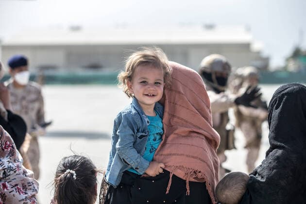 Frauen unter dem Taliban Regime in Afghanistan STYLELOCATIONAn Afghan child smiles as she walks out to an evacuation flight at Hamid Karzai International Airport during Operation Allies Refuge August 21, 2021 in Kabul, Afghanistan. Kabul Afghanistan - ZUMAp138 20210821_zaa_p138_033 Copyright: xSgt.xSamuelxRuiz U.S.xMarinex