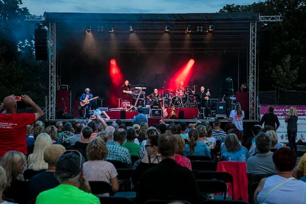 Fritz Puppel (Gitarre), Manfred Hennig (Keyboards), Toni Krahl (Gesang, Gitarre), Roger Heinrich (Schlagzeug) und Georgi Gogow (Geige) (L-R) von der 1972 in Ost-Berlin DDR gegründeten Gruppe CITY während des Candlelight Open Air Rockkonzertes live in Coswig.