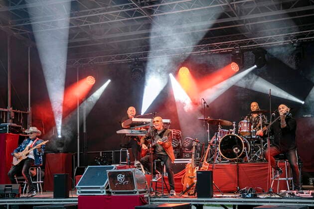 Fritz Puppel (Gitarre), Manfred Hennig (Keyboards), Toni Krahl (Gesang, Gitarre), Roger Heinrich (Schlagzeug) und Georgi Gogow (Geige) (L-R) von der 1972 in Ost-Berlin DDR gegründeten Gruppe CITY während des Candlelight Open Air Rockkonzertes live in Coswig.