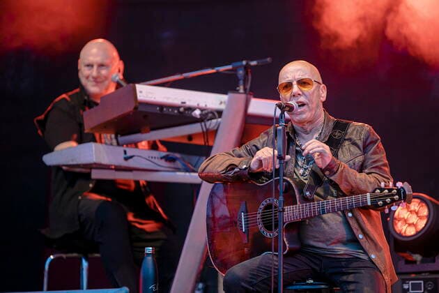 Manfred Hennig (Keyboards) und Toni Krahl (Gesang, Gitarre) (L-R) von der 1972 in Ost-Berlin DDR gegründeten Gruppe CITY während des Candlelight Open Air Rockkonzertes live in Coswig.