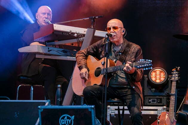 Manfred Hennig (Keyboards) und Toni Krahl (Gesang, Gitarre) (L-R) von der 1972 in Ost-Berlin DDR gegründeten Gruppe CITY während des Candlelight Open Air Rockkonzertes live in Coswig.
