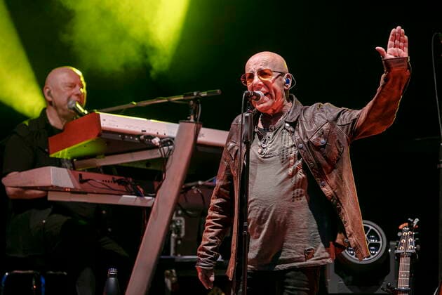 Manfred Hennig (Keyboards) und Toni Krahl (Gesang, Gitarre) (L-R) von der 1972 in Ost-Berlin DDR gegründeten Gruppe CITY während des Candlelight Open Air Rockkonzertes live in Coswig.