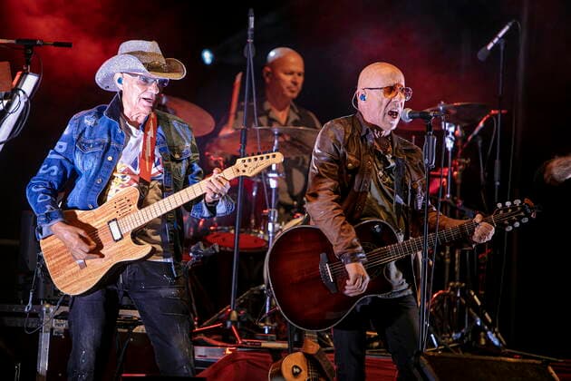 Fritz Puppel (Gitarre), Roger Heinrich (Schlagzeug) und Toni Krahl (Gesang, Gitarre) (L-R) von der 1972 in Ost-Berlin DDR gegründeten Gruppe CITY während des Candelight Open Air Rockkonzertes live in Coswig.