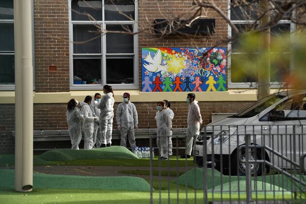 Coronavirus in Australien, Lockdown in Sydney NSW CORONAVIRUS COVID19, Workers conduct a deep clean at Carlton Public School in Sydney, Monday, August 23, 2021. NSW has extended the current lockdown in Greater Sydney until the end of September, and introduce new rules targeting the LGA?s of concern. ( NO ARCHIVING, EDITORIAL USE ONLY, NO USE IN BOOKS WITHOUT CONSENT SYDNEY NSW AUSTRALIA  Copyright: xJOELxCARRETTx 20210823001569032802