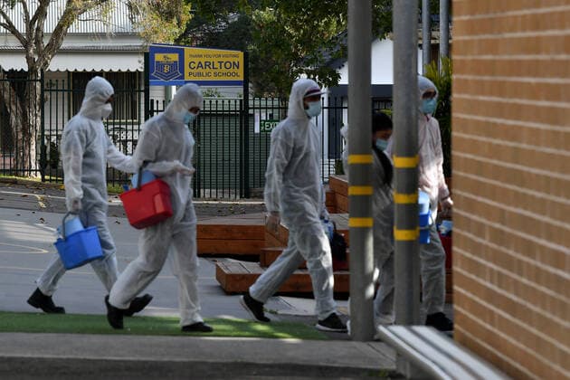 Coronavirus in Australien, Lockdown in Sydney NSW CORONAVIRUS COVID19, Workers conduct a deep clean at Carlton Public School in Sydney, Monday, August 23, 2021. NSW has extended the current lockdown in Greater Sydney until the end of September, and introduce new rules targeting the LGA?s of concern. ( NO ARCHIVING, EDITORIAL USE ONLY, NO USE IN BOOKS WITHOUT CONSENT SYDNEY NSW AUSTRALIA  Copyright: xJOELxCARRETTx 20210823001569033021