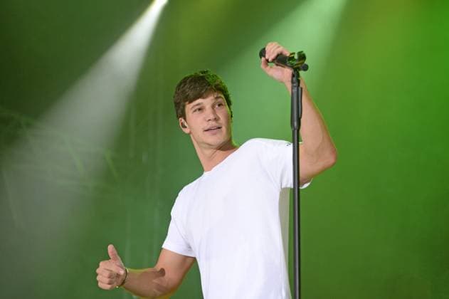 Hamburg der 22.08.2021 - Wincent Weiss live beim Cruise Inn Vor Deiner Tür Open Air Konzert auf dem Gelände des Cruise Center Steinwerder in Hamburg. Wincent Weiss live in Hamburg, Hamburg Hamburg Deutschland Steinwerder