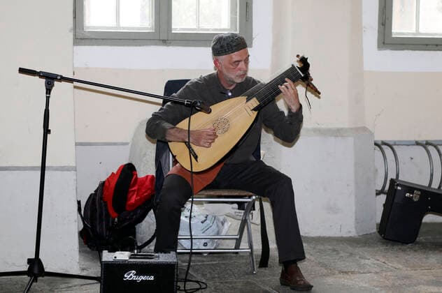 Jakov Steiman beim Konzert im Flüsterbogen mit Gesang und Laute im Haus zum Flüsterbogen am Untermarkt. Görlitz, 22.08.2021