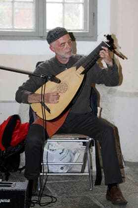 Jakov Steiman beim Konzert im Flüsterbogen mit Gesang und Laute im Haus zum Flüsterbogen am Untermarkt. Görlitz, 22.08.2021