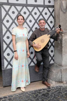 Anna Lukshina und Jakov Steiman beim Konzert im Flüsterbogen mit Gesang und Laute im Haus zum Flüsterbogen am Untermarkt. Görlitz, 22.08.2021