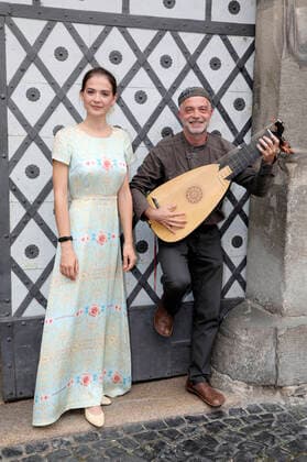 Anna Lukshina und Jakov Steiman beim Konzert im Flüsterbogen mit Gesang und Laute im Haus zum Flüsterbogen am Untermarkt. Görlitz, 22.08.2021