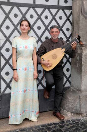 Anna Lukshina und Jakov Steiman beim Konzert im Flüsterbogen mit Gesang und Laute im Haus zum Flüsterbogen am Untermarkt. Görlitz, 22.08.2021