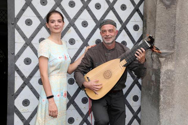 Anna Lukshina und Jakov Steiman beim Konzert im Flüsterbogen mit Gesang und Laute im Haus zum Flüsterbogen am Untermarkt. Görlitz, 22.08.2021