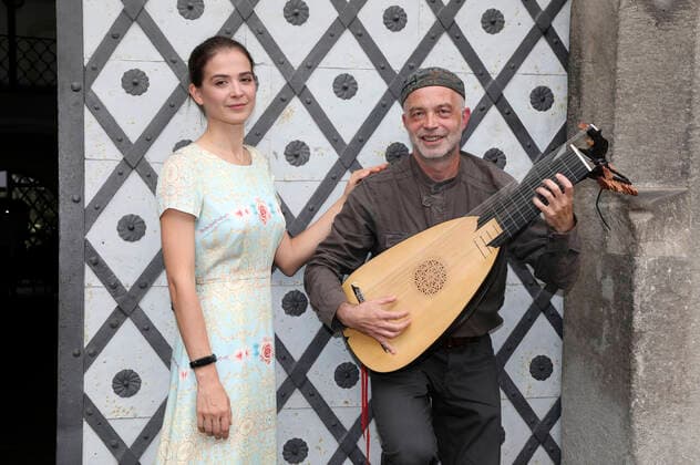 Anna Lukshina und Jakov Steiman beim Konzert im Flüsterbogen mit Gesang und Laute im Haus zum Flüsterbogen am Untermarkt. Görlitz, 22.08.2021