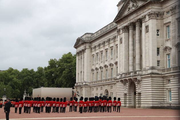 Bilder des Jahres 2021, News 08 August News Themen der Woche KW34 News Bilder des Tages London, Erste Wachablösung seit Pandemie-Beginn am Buckingham Palace . 23 08 2021. London, United Kingdom. The full ceremonial Changing of the Guard takes place at Buckingham Palace in London after its longest pause since World War Two. It is the first time it has been held in the Capital since March 2020 because of the Covid 19 pandemic.  xStephenxLockx xi-Imagesx IIM-22513-0017