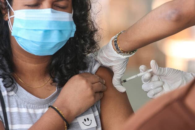 Sri Lanka: Government s vaccination program Government s vaccination programme, which is part of its drive against the spread of coronavirus, continued at the Viharamahadevi Park in Colombo despite the ongoing ten-day island-wide lockdown, on 23 August 2021. Colombo Western Province Sri Lanka Copyright: SamanxAbesiriwardana