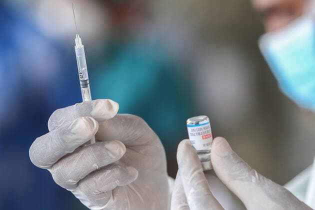 Sri Lanka: Government s vaccination program Government s vaccination programme, which is part of its drive against the spread of coronavirus, continued at the Viharamahadevi Park in Colombo despite the ongoing ten-day island-wide lockdown, on 23 August 2021. Colombo Western Province Sri Lanka Copyright: SamanxAbesiriwardana