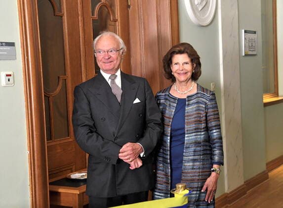 King Carl Gustaf , Queen Silvia and the Speaker of the Riksdag, Andreas Norlén, at the unveiling of H M The King s portrait medallion in the Riksdag building in Stockholm, Sweden, on August 23, 2021 STOCKHOLM Sweden x10080x,  Copyright: xFredrikxSandberg TTx SWEDEN KING S PORTRAIT MEDALLION