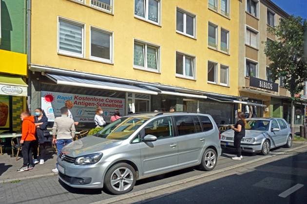 Soziale Brennpunkte im Ruhrgebiet Straßenszenen in Essen Altendorf mit vielen Gastronomiebetrieben von Eigentümern aus dem Ausland und einer Einrichtung für Corona-Schnelltests. Essen Nordrhein-Westfalen Deutschland *** Social hotspots in the Ruhr area Street scenes in Essen Altendorf with many catering establishments owned by foreigners and an establishment for Corona Schnelltests Essen North Rhine Westphalia Germany