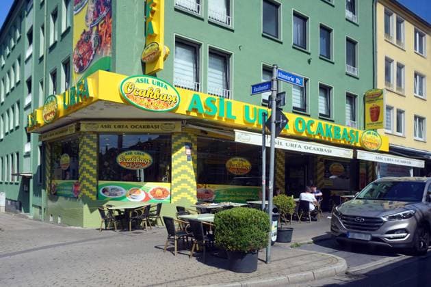 Soziale Brennpunkte im Ruhrgebiet Straßenszenen in Essen Altendorf mit vielen Gastronomiebetrieben von Eigentümern aus dem Ausland Essen Nordrhein-Westfalen Deutschland *** Social hotspots in the Ruhr area Street scenes in Essen Altendorf with many catering businesses owned by foreigners Essen North Rhine-Westphalia Germany